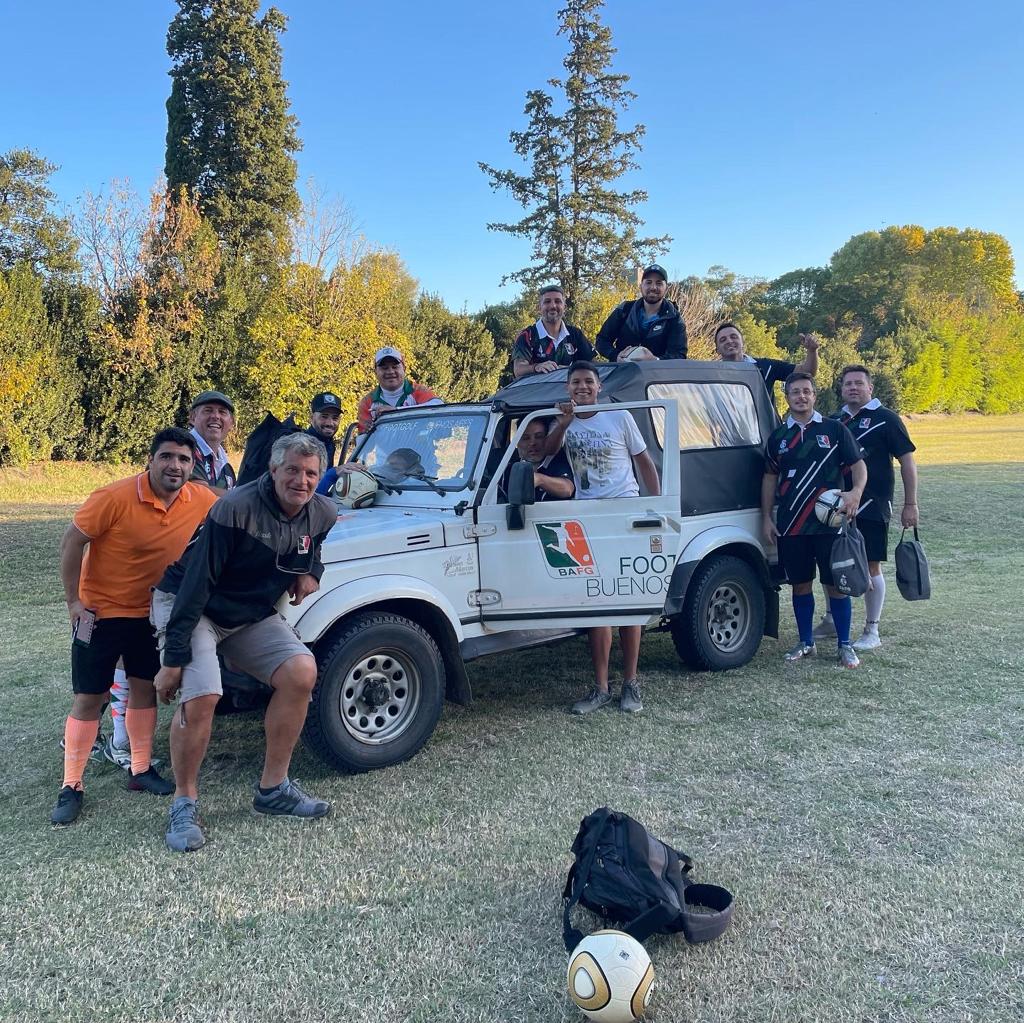 Integrantes de Buenos Aires Footgolf reunidos en una cancha