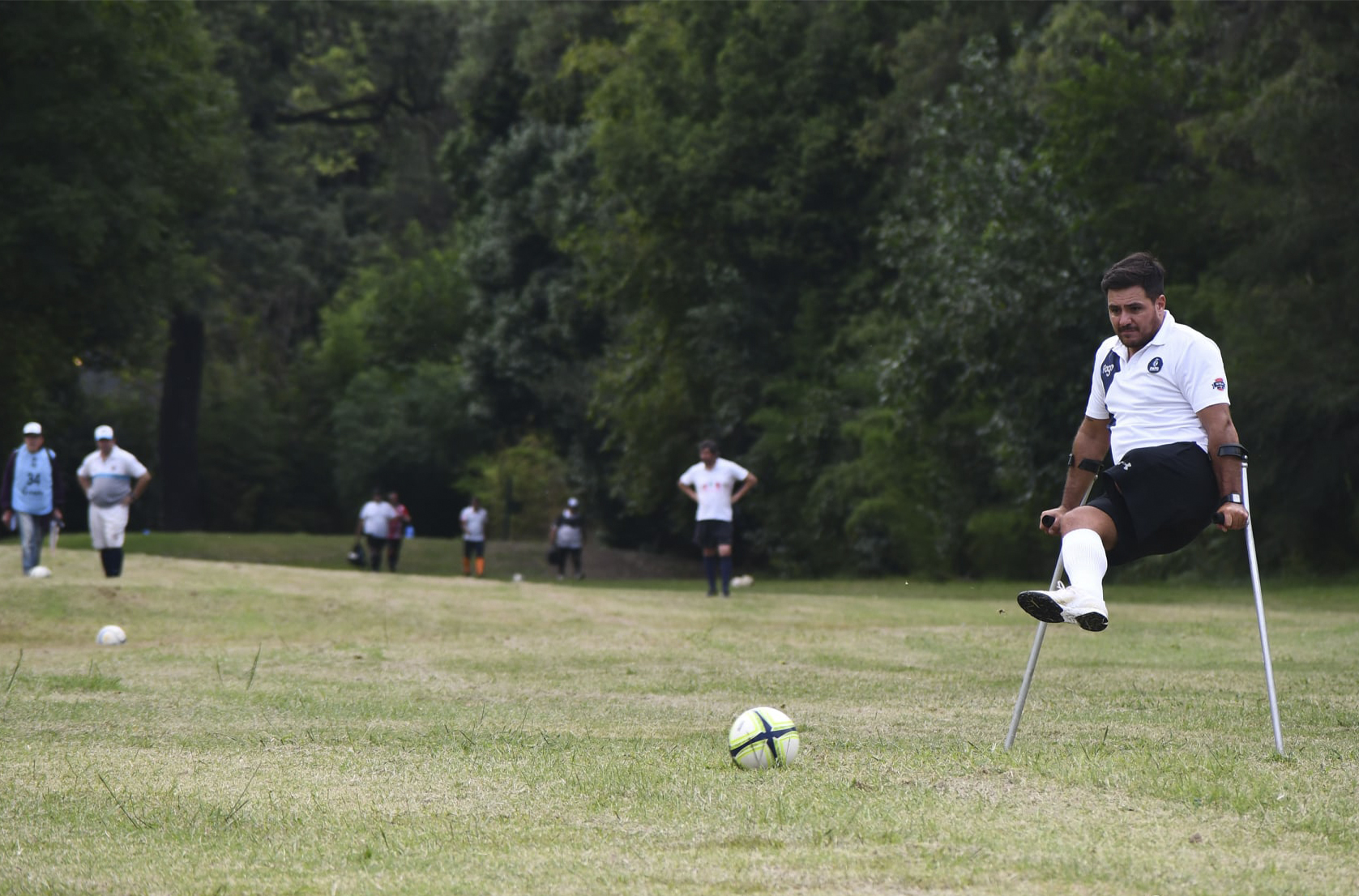 Jugador de footgolf ejecutando un tiro en Los Cedros