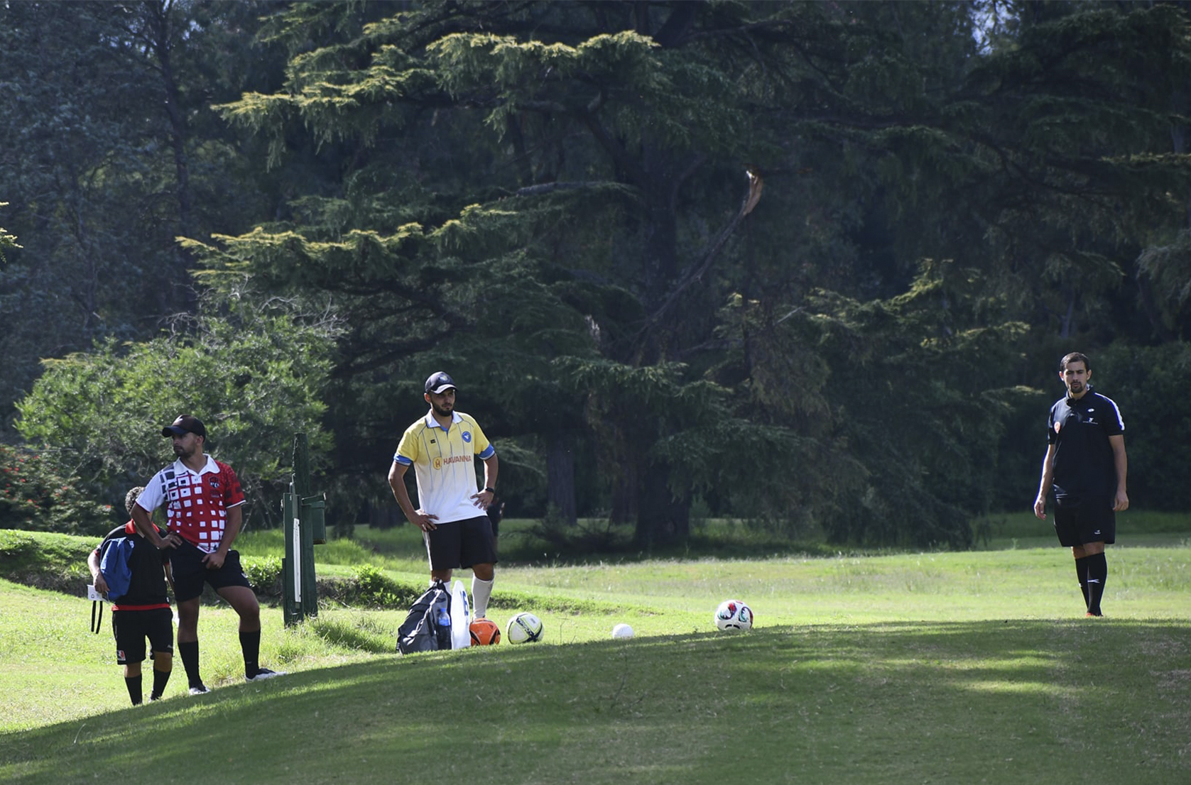 Jugadores esperando su turno en el campo de Los Cedros