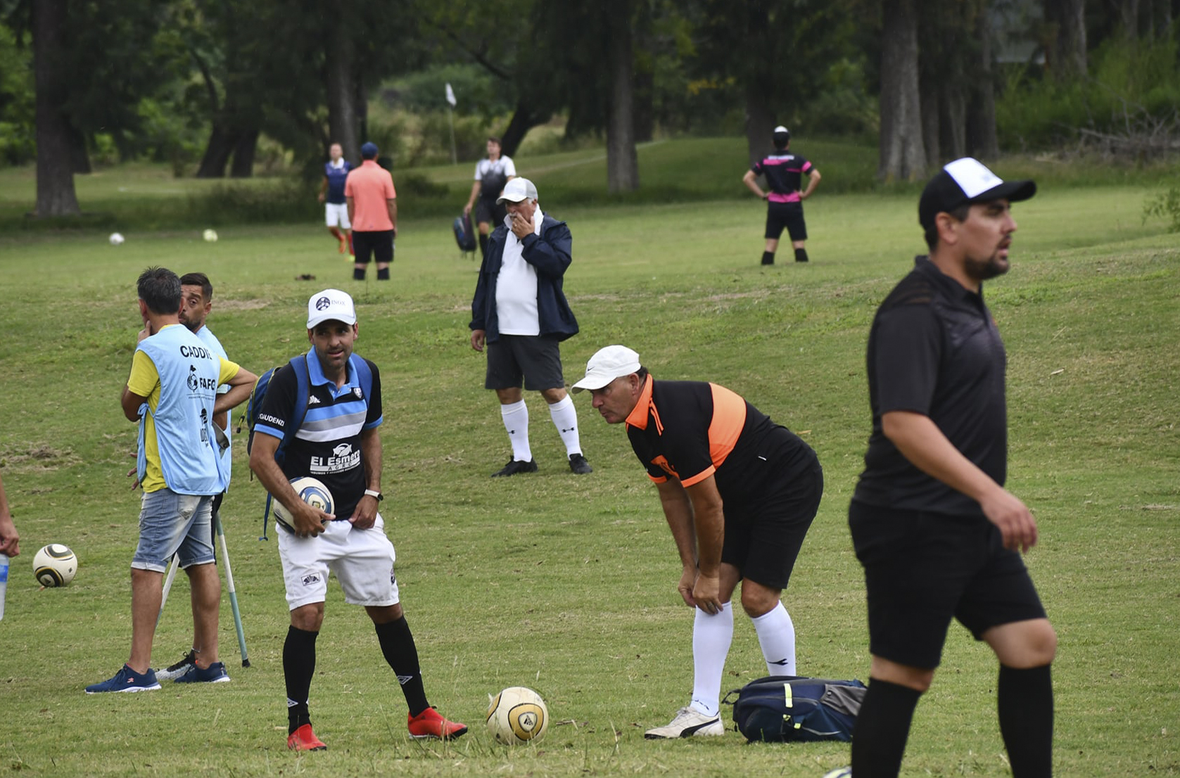 Grupo de jugadores de footgolf en el campo