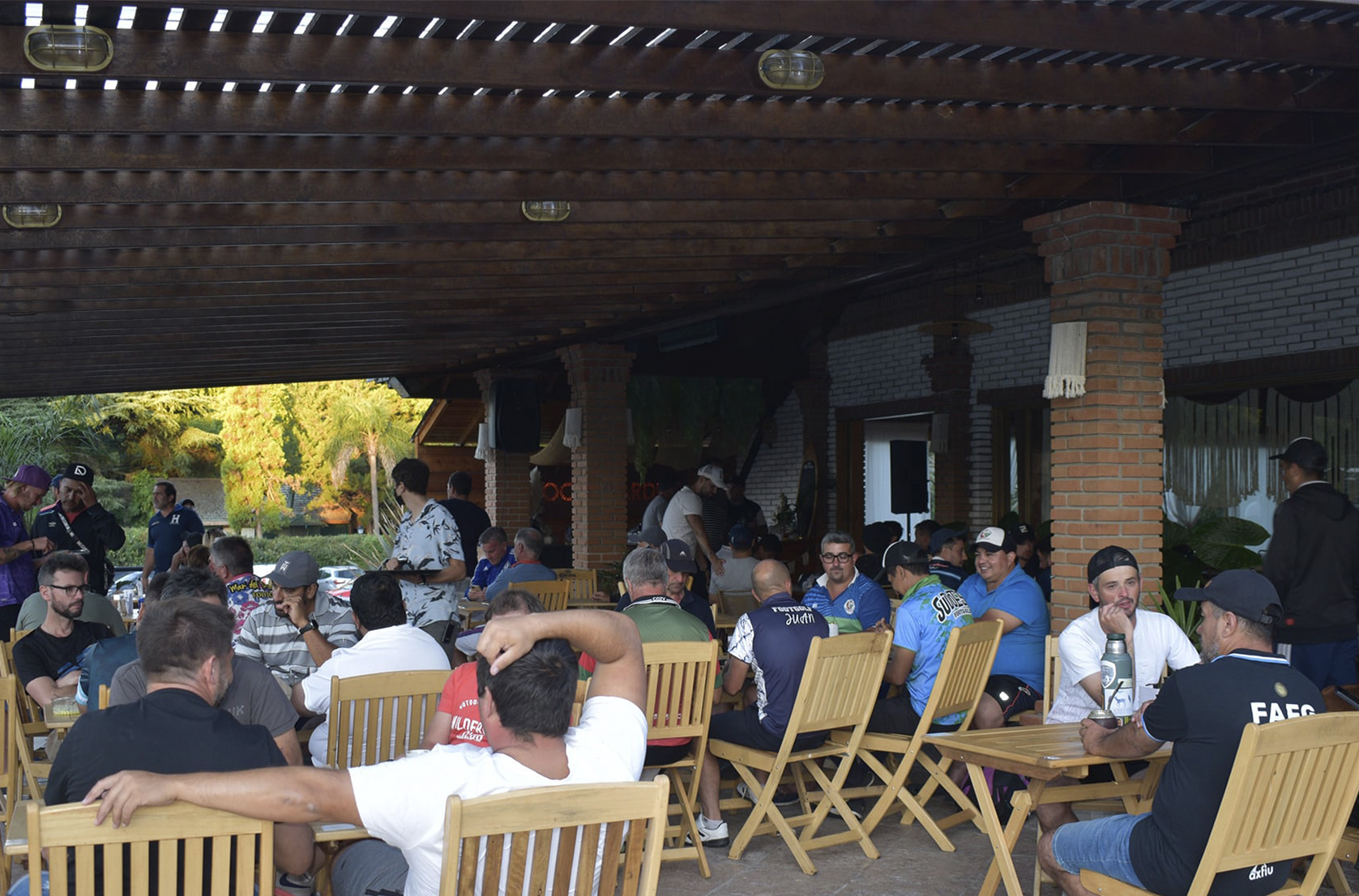Jugadores reunidos en el sector social de Los Cedros