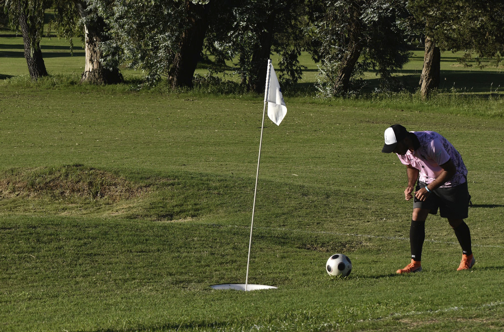 Jugador preparando un tiro cerca del hoyo