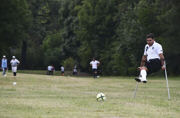 Jugador de footgolf ejecutando un tiro en Los Cedros