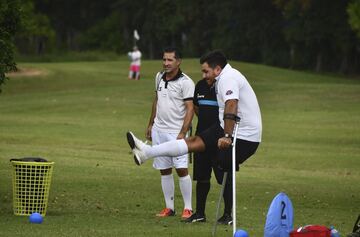 Jugador pateando una pelota de footgolf junto a otros competidores