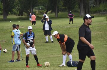 Grupo de jugadores de footgolf en el campo
