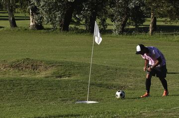 Jugador preparando un tiro cerca del hoyo